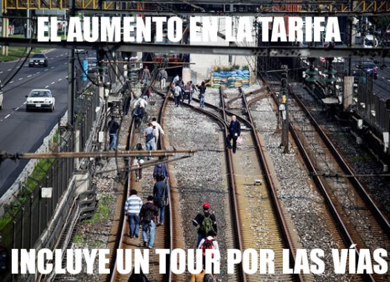 Las fallas registradas en la Línea A del metro de la Ciudad de México obligaron a los usuarios a caminar por las vías para poder llegar a sus destinos. 